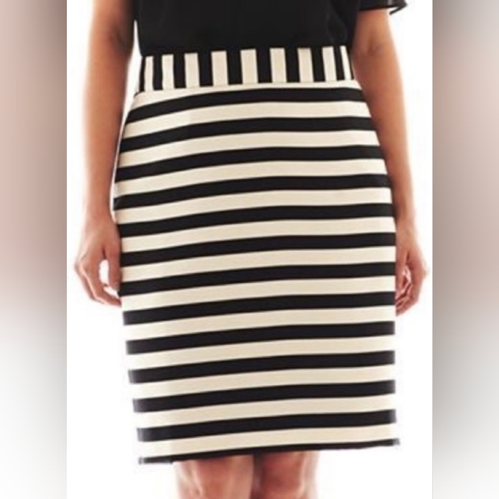 5/$25 Worthington Cream and Back Stripped Pencil Skirt